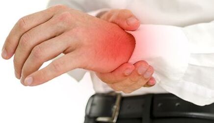 pain in the wrist joint with arthritis and arthrosis