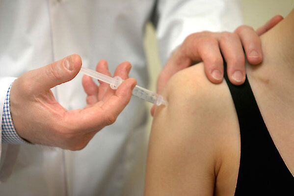 The indication for intra-articular injections for omarthrosis is severe pain and swelling