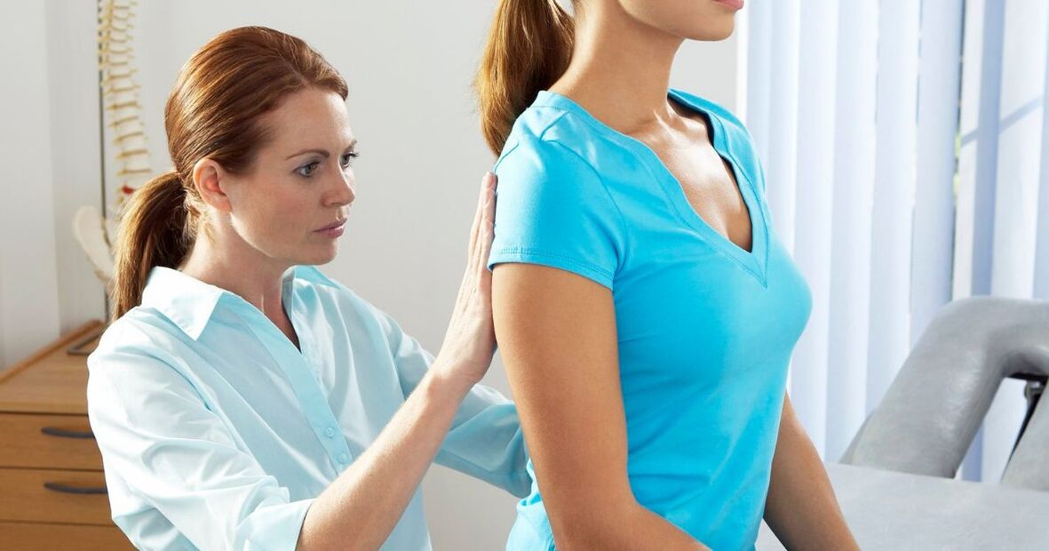 examination by a doctor for pain in the shoulder blades